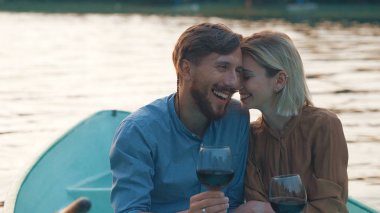 Gülümseyen iki bir tekne içinde