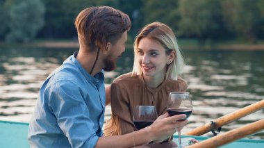 Çift tatilde gülümseyen