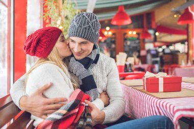 Noel 'de genç bir çift