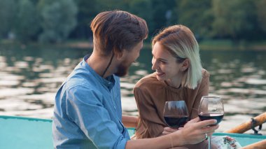 çekici genç bir çift tatilde