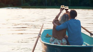 Şarap kadehleri olan genç bir çift