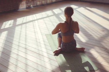 Yoga Çalışan Genç Kadın