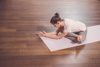 jimnastik yaparken genç bir kadın