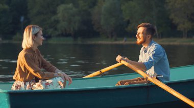 Bir tekne içinde gülümseyen genç Çift