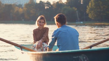 gülümseyen iki aşk içinde