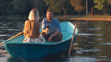 Akşam gülümseyen Çift