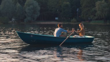 Yaz aylarında genç Çift