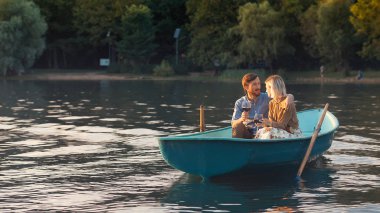 Gülümseyen çift bir Tarih