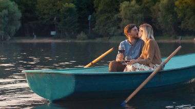 Genç çift tatilde öpüşme