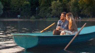 genç bir çift akşam