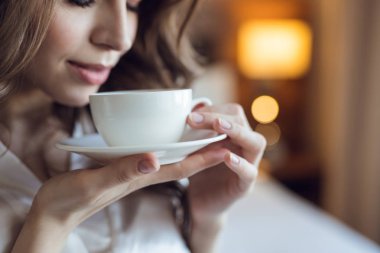 genç kız ile bir fincan