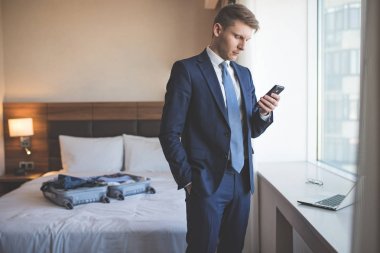 Kapalı takım elbiseli genç işadamı