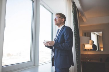 Bir fincan ile genç işadamı