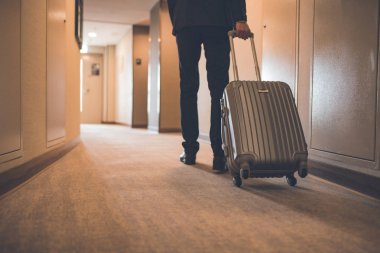 Bavullu genç bir işadamı.