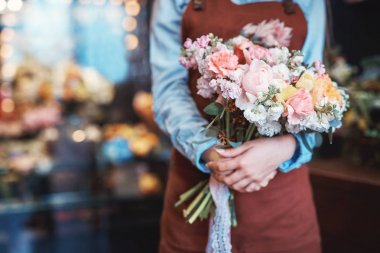 Bir buket çiçek ile genç çiçekçi