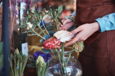 Genç Çiçekçi Çiçek ile