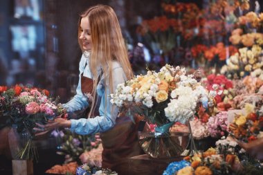 Üniformalı genç kadın