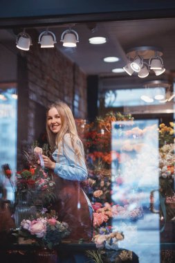 Üniformalı çalışma gülümseyen kız