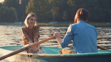 Bir tarihte genç çekici çift