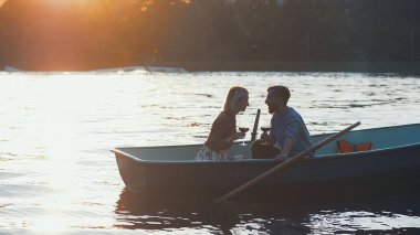 Güneş ışığı altında genç Çift