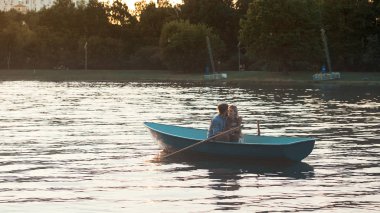 genç bir çift akşam