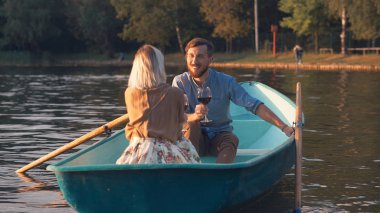 Kaç bir tekne içinde gülümseyen genç