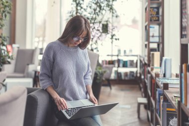 Genç kız dizüstü bilgisayar ile çalışma