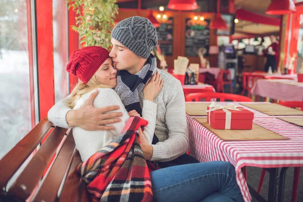 Embracing young couple on holiday — Stock Photo, Image