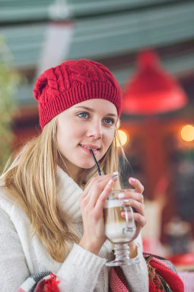 Attractive young girl drinking coffee — Stock Photo, Image