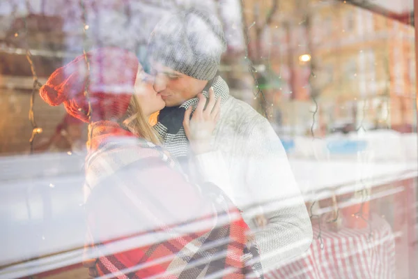 Kissing couple on a date — Stock Photo, Image
