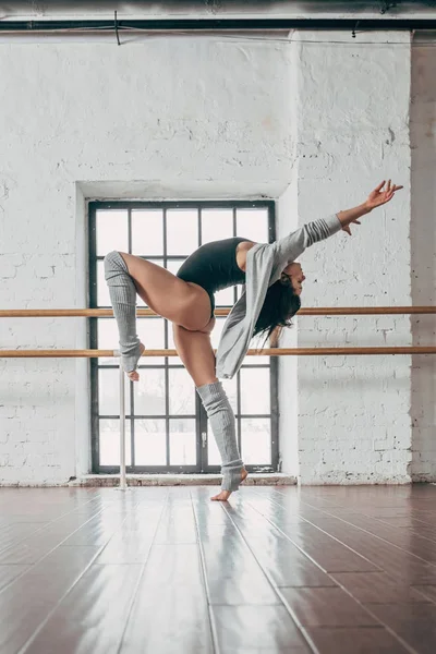 Giovane ragazza in uno studio di danza — Foto Stock