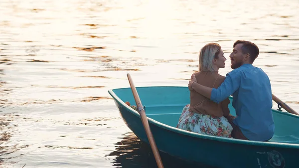 Genç çifti kucaklayan? bir tekne