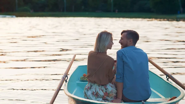 Jong koppel aan het meer — Stockfoto