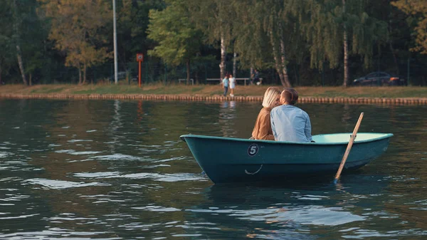 Ρομαντικό ζευγάρι σε μια βάρκα — Φωτογραφία Αρχείου