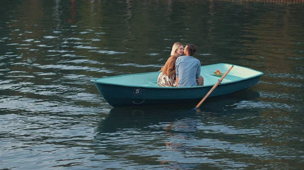 Coppia romantica sul lago — Foto Stock