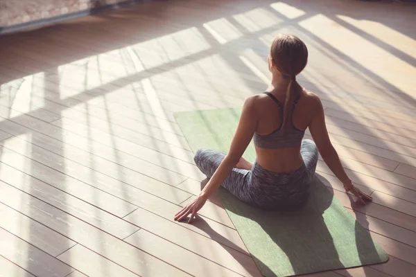 Meisje, yoga doen — Stockfoto
