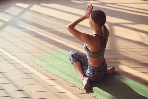 Yoga yapan genç kadın. — Stok fotoğraf