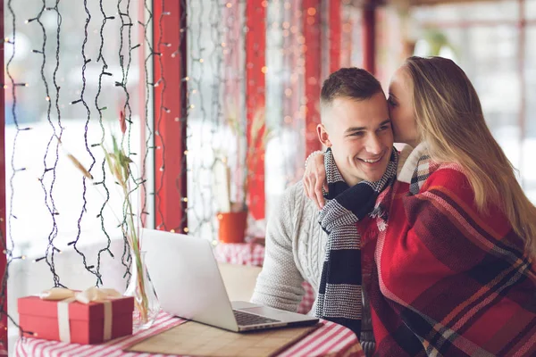 Lachende aantrekkelijke paar met laptop — Stockfoto