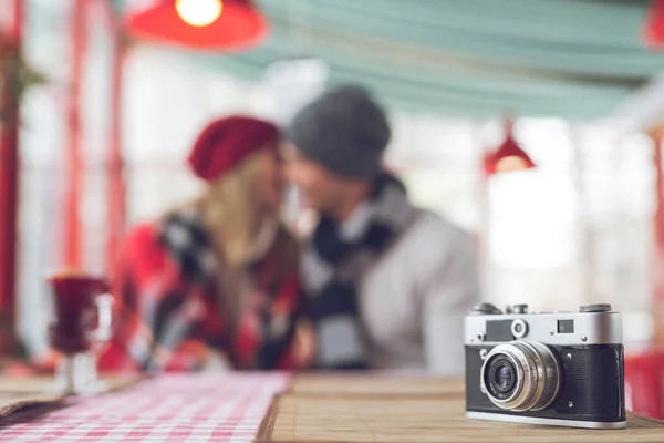 Beijar jovem casal — Fotografia de Stock