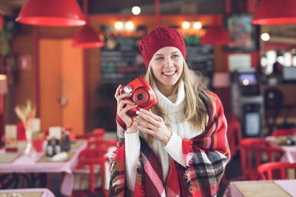 Kırmızı bir polaroid mutlu çekici kadın — Stok fotoğraf