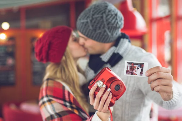 Kissing para z czerwonym polaroid — Zdjęcie stockowe