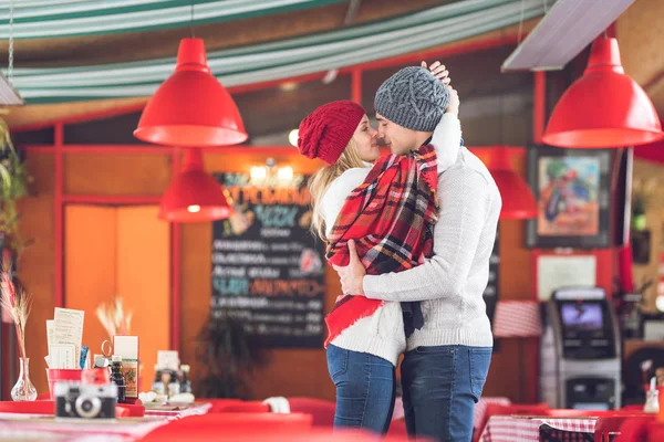 Kissing couple on a date — Stock Photo, Image
