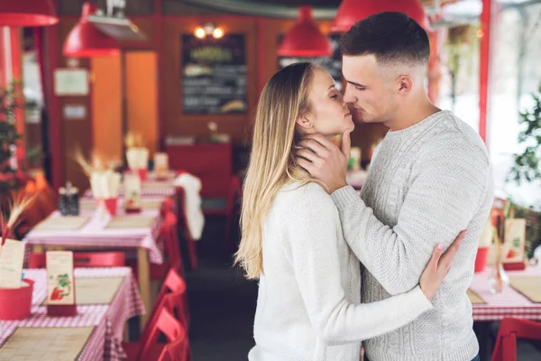 Bacio giovane coppia su un appuntamento — Foto Stock