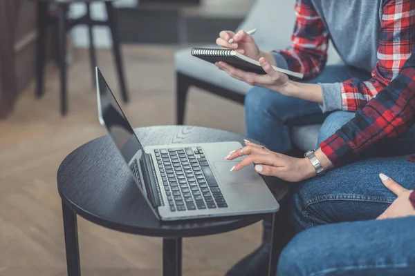 Estudante com laptop close-up — Fotografia de Stock