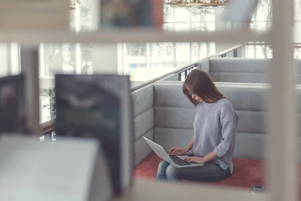 Young woman with laptop — Stock Photo, Image