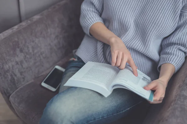 Jong meisje dat een boek leest — Stockfoto