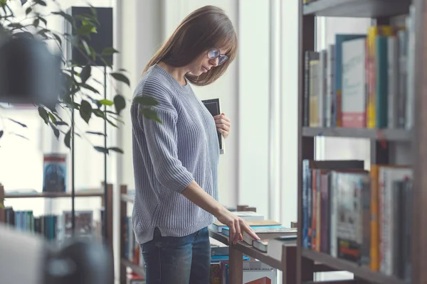 Mujer atractiva con libros — Foto de Stock