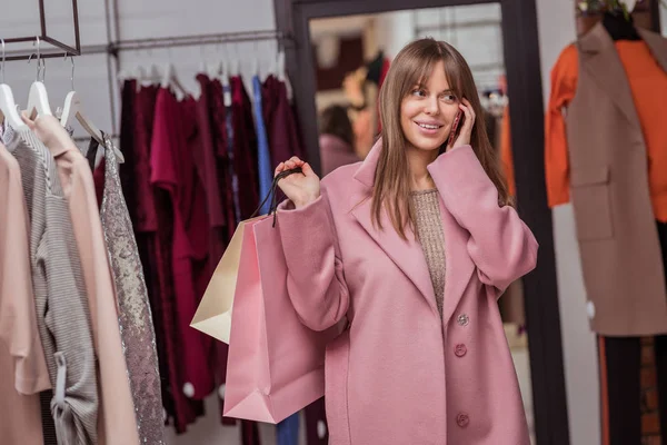 Menina atraente com sacos de compras — Fotografia de Stock