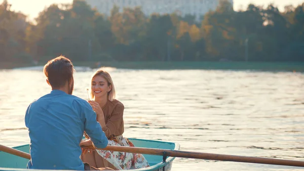 Coppia sorridente in estate — Foto Stock