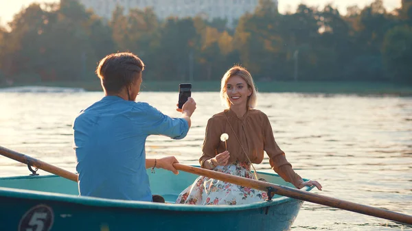 Jeune couple souriant dans un bateau — Photo